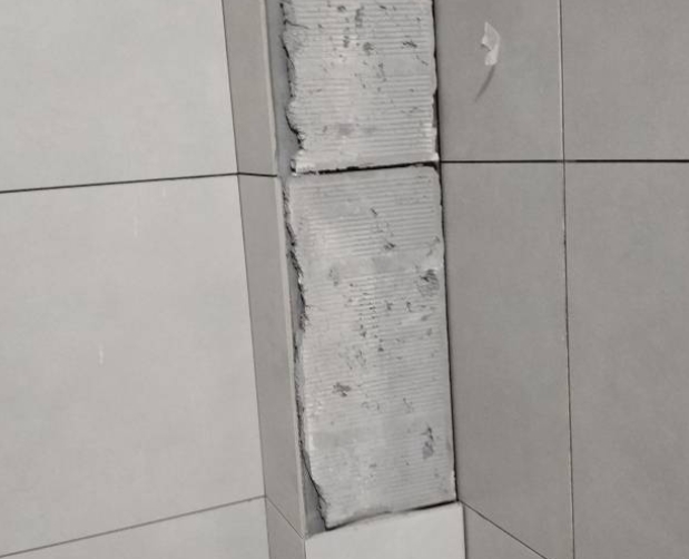 常熟瓷砖空鼓维修公司分享下瓷砖施工前基层浇水润湿程度不足，可能导致以下问题