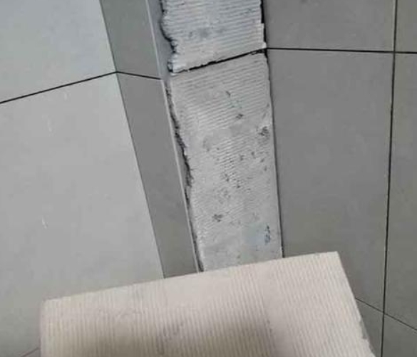 常熟瓷砖空鼓维修公司分享下厨房瓷砖脱落的补救措施。